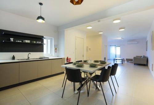 Spacious & Central 3BD Apartment with Front Balcony - Close to Sliema, St Julians, Valletta