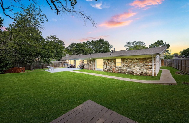 Spacious centrally located home shopping, dining, sports venues, nightlife.etc.