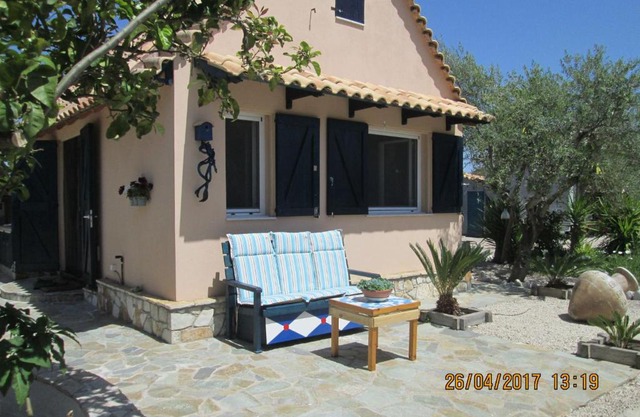 Spacious chalet on a plot of 4000m2 with fruit trees near the beach in Messinia