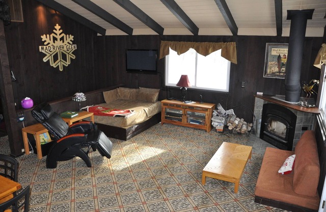 SPACIOUS CHALET! Ski, Golf, Tennis, Hiking, Mountain Biking! Early discounts!