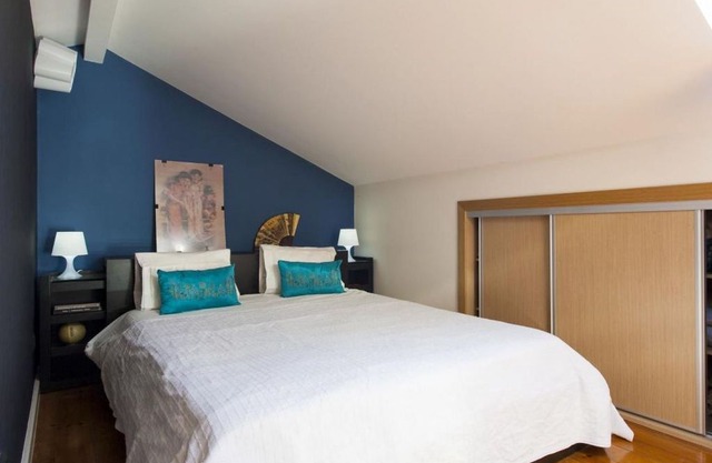 Spacious Charming Graça apartment in Graça with WiFi & private terrace.