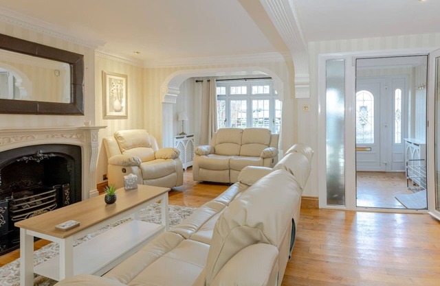 Spacious, clean & comfy 3 bed semi-detached house,