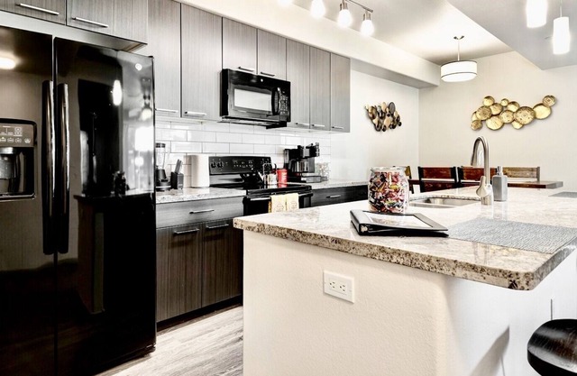 ❤️Spacious Condo☞Desert Views⚫️Full Kitchen☞Pool☞Westgate☞Glendale☞WiFI/EV 🔌 FREE