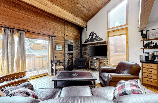 Spacious condo near skiing with fireplace, washer/dryer, deck & full kitchen