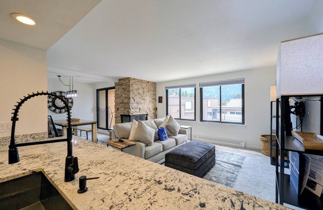 Spacious condo that sleeps 6 with a free shuttle