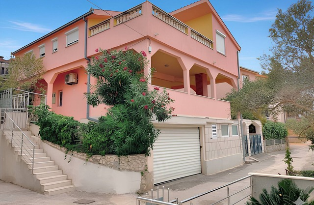 Spacious cosy villa, sea view, close to the beach, airport and Trogir