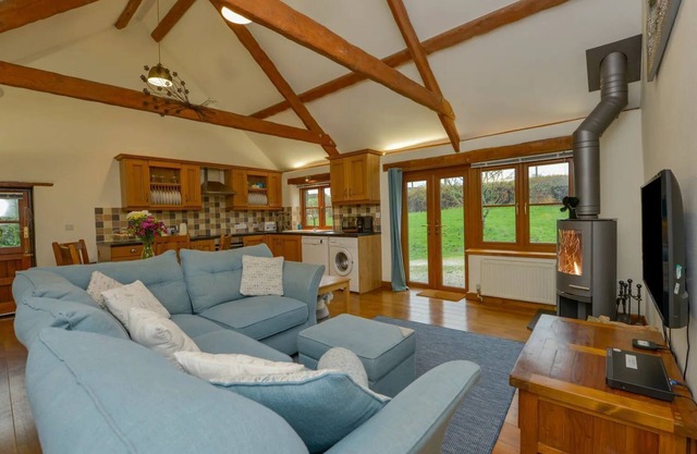 Spacious cottage in quiet 2 acre gardens near coast & country Hook Cottage