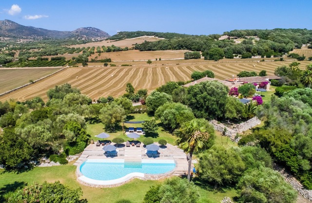 Spacious country house with chill-out pool area, barbecue area and extensive garden