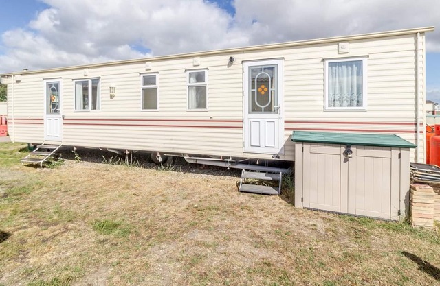 Spacious dog friendly caravan for hire in Suffolk by the beach ref 40082ND