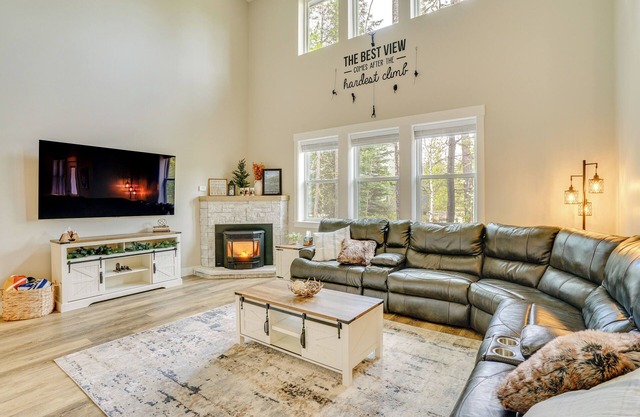 Spacious Donnelly Family Home w/Private Hot Tub!