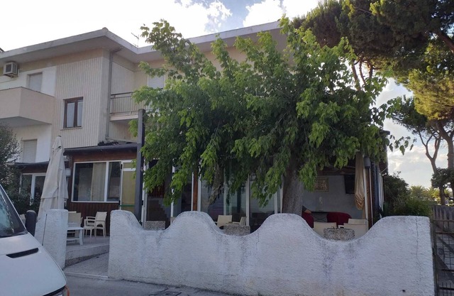 Spacious double room right by the sea