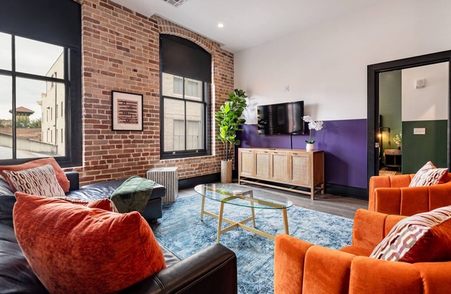 Spacious Downtown 2BR/2BA Suite w/Sleeper Sofa Exposed Bricks – Prime Location