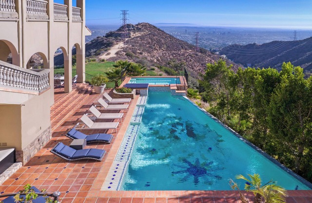 Spacious estate with 7 bedrooms and WiFi, fitness room in fabulous Los Angeles