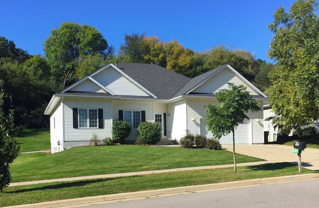 Spacious Executive Home, safe neighborhoo, 2 miles to Mayo Clinic