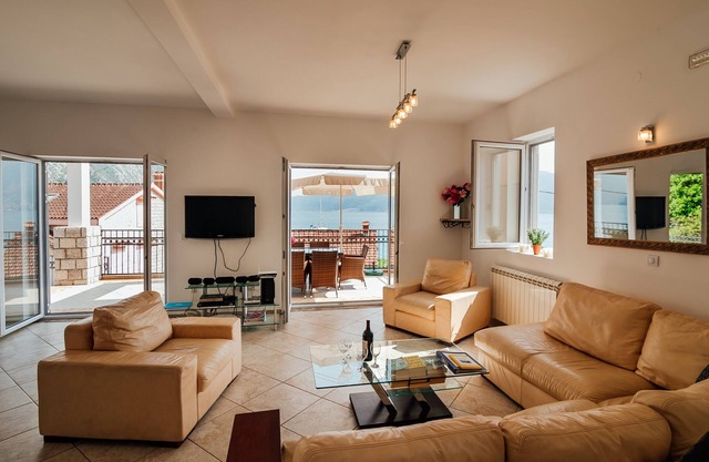 Spacious Family 4BR Seaside House, Fantastic Sea Views, 20 Meters to Beach