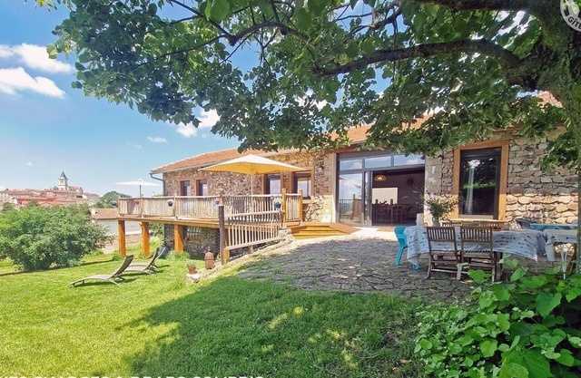 Spacious family cottage with pets allowed and view of Lyonnais Mountains