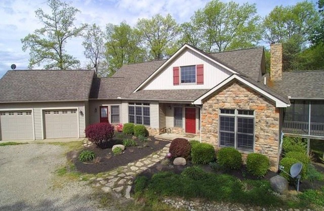 Spacious Family Friendly Lodge/Home located in the beautiful Hocking Hills.