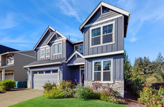 Spacious family-friendly home w/enclosed backyard, gas grill, fire pit & WIFI