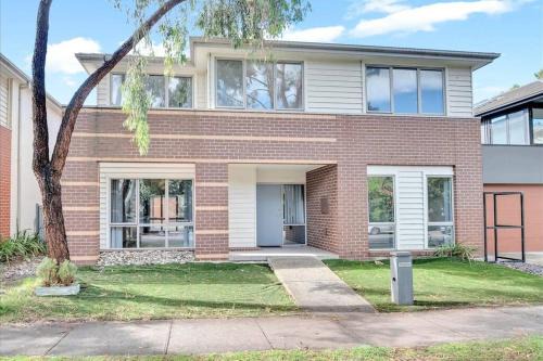 Spacious Family Home Near Melbourne CBD