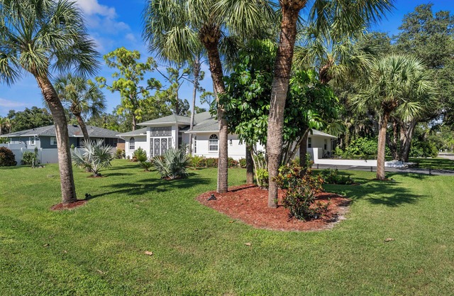 Spacious Family Retreat with Private Pool, Volleyball, and close to the Beach!
