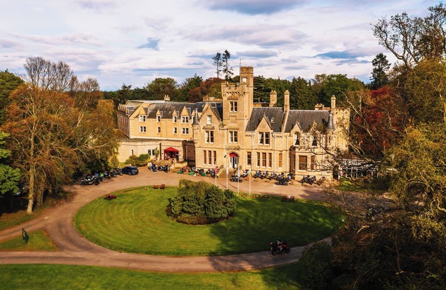 Spacious Family Room: Right in the Heart of the City | Near Inverness Airport