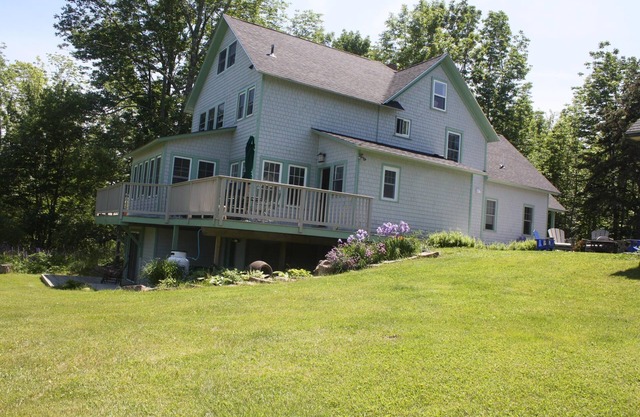 Spacious Farmhouse with Mtn Views, quiet. Available year round.