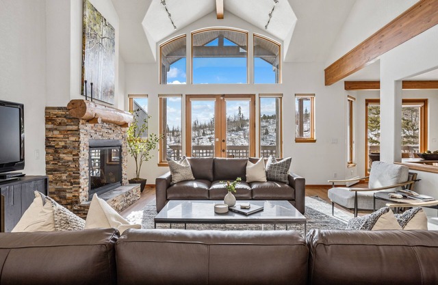 Spacious Getaway w/Mountain Views! Great Rates!