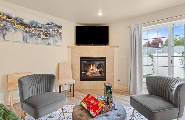 SPACIOUS GOURMET KITCHEN WITH 2 KING ENSUITES, GAMES, CLOSE TO DOWNTOWN