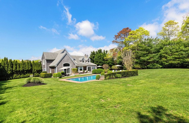 Spacious, Heated Pool, 2 Master Bedrooms close to Beaches, Shopping & Dining