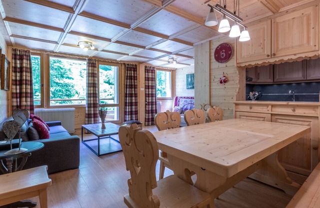 Spacious High-Standard Apartment with WiFi, Parking, South-Facing Balcony Near Slopes