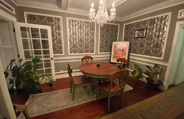 Spacious, hip 2-bedroom apartment nestled in scenic Ravenswood Manor/Lincoln Sq.