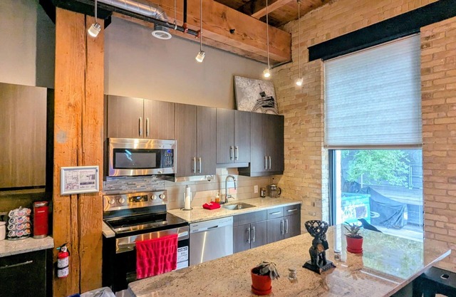 Spacious Historic Loft in The Exchange, Steps to Waterfront & River