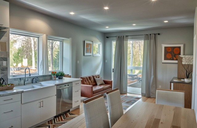 Spacious Hollywood Townhouse w/Modern Amenities, Prime Location with AC & WIFI