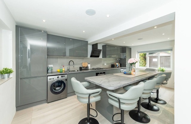 Spacious Home Heated Pool(May-Sep) in Tilehurst - Pass the Keys