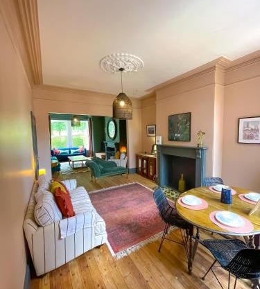 Spacious home in Leeds ideal for gatherings with free parking