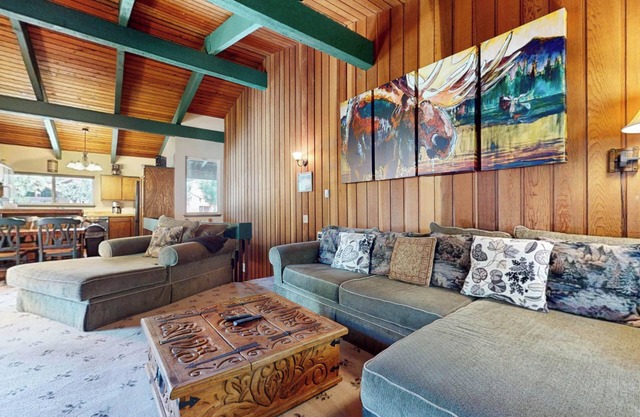 Spacious Home near The Village, Pool, Hot Tub & Game Roon On-site