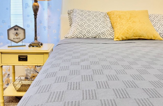 Spacious Home - Two Bedrooms - Close To Downtown