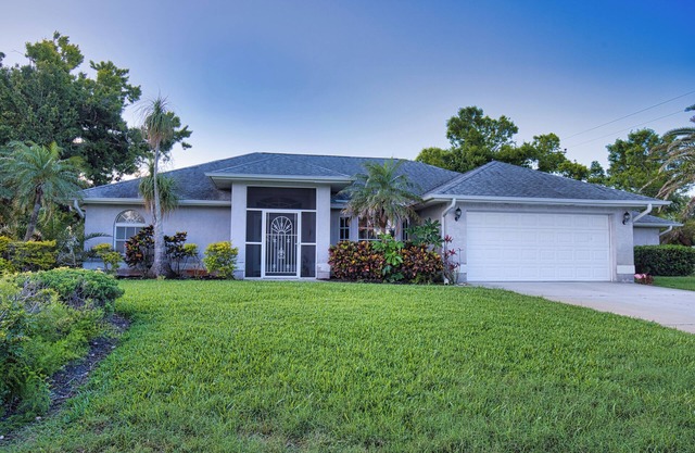 Spacious home with heated pool in South Venice. 8 min to the beach!