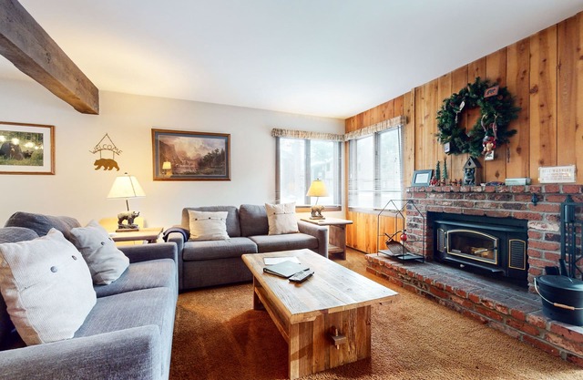 Spacious Homey Mnt Condo. Pool & Tennis Court On-site. Near Restaurants