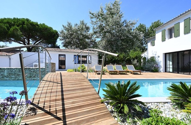 Spacious house with pool and beach access