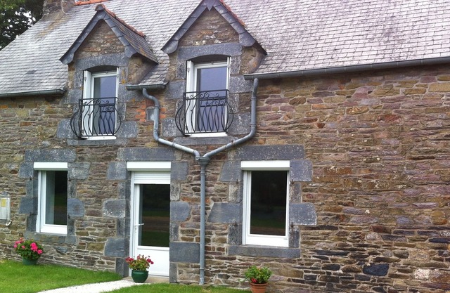 SPACIOUS HOUSE IN A SUPER QUIET SETTING, AWAY FROM ANY LOOK (Wi-fi)