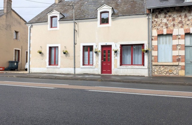 Spacious house with covered terrace and parking in natural area