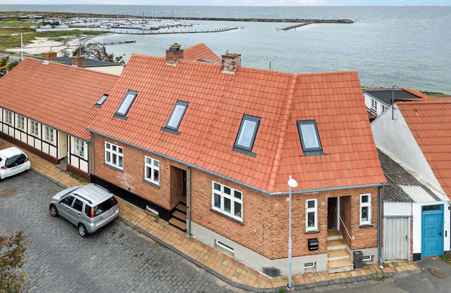 Spacious house with sea views from all rooms