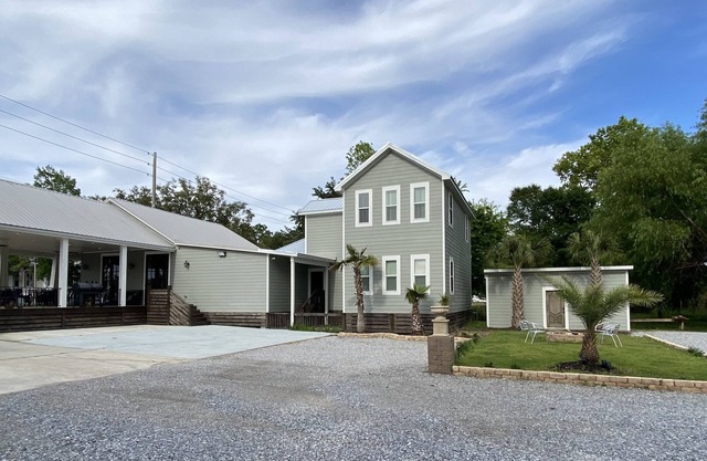 Spacious Huge Deck Downtown Family Friendly