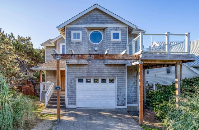 Spacious King Suite, Lofty Great Room, 6 Bedrooms, Hot Tub Near Manzanita Beach!