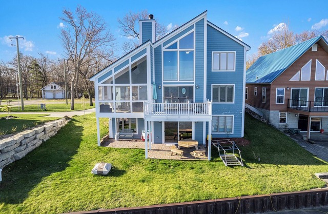 Spacious Lakefront Family Getaway: Spectacular Views - Mins to Downtown - Games!