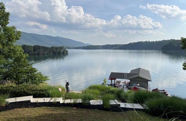 Spacious lakefront retreat with unbeatable views - Sleeps 13