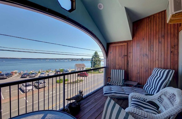 Spacious Lincolnville Penthouse - Walk to Beach!