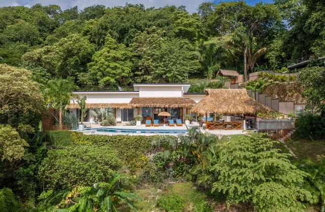 Spacious luxury villa with incredible ocean views, 5 minutes from the beach