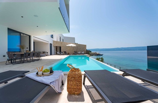 Spacious Luxury 5-BR Villa for 10 by the sea, with infinity pool